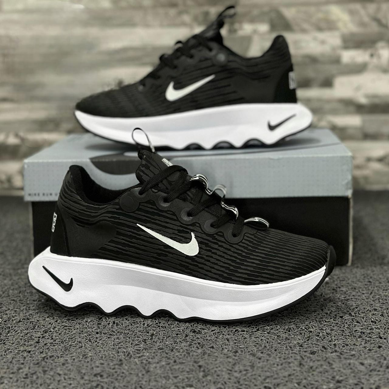 NIKE MOTIVA